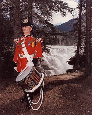 Drummer of the 2nd Bn The Queen's Regiment with a backdrop of Niagra Falls
